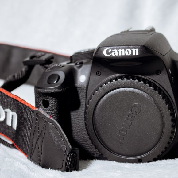 Canon EOS Rebel T5i Kit / 18-55mm Lens - Picture 2 of 7